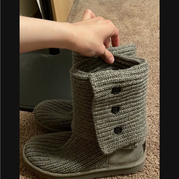 Size 8 Ugg Boots - Picture 2 of 3